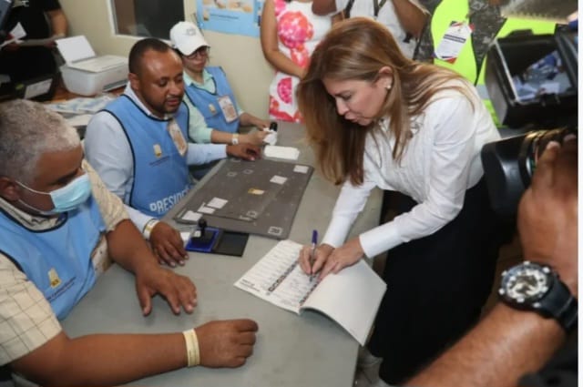 Carolina Mejía ejerce su derecho al voto en las elecciones municipales.