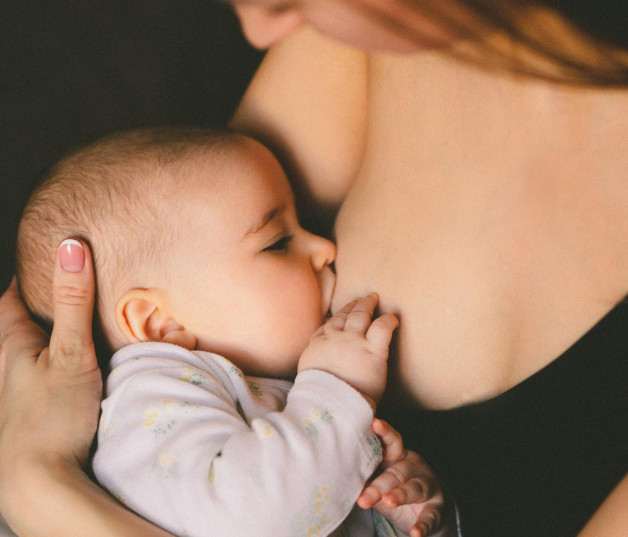 Lactancia materna tras la vacuna de refuerzo contra la covid puede transmitir anticuerpos