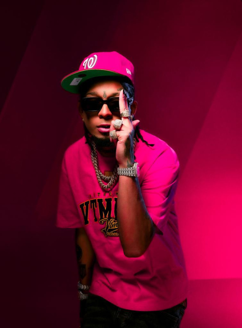 Emiten orden de arresto contra Rochy RD tras tiroteo en discoteca en Jarabacoa.