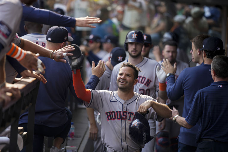Kyle Tucker pega jonrón y los Astros vencen 8-2 a los Rockies en México