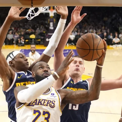 LeBron, Davis y los Lakers evitan la eliminación por barrida en la primera ronda