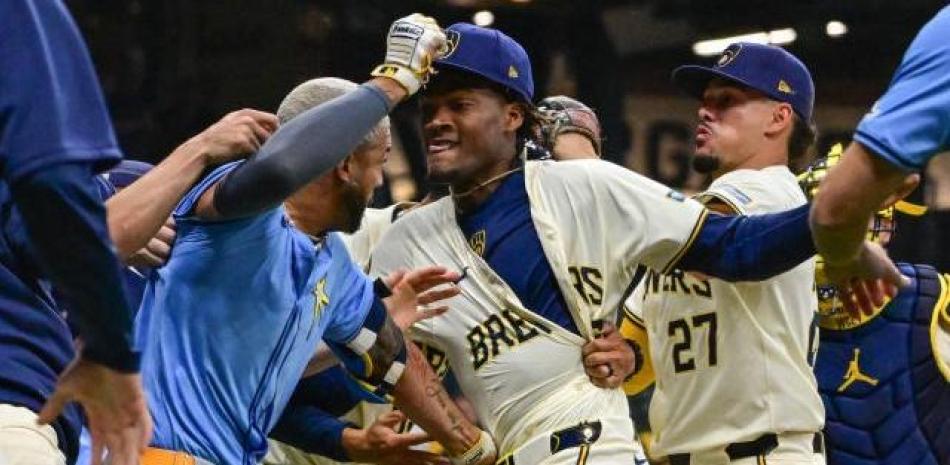 Los dominicanos Abner Uribe y José Sirí se van a los puños en choque entre Cerveceros y Rays