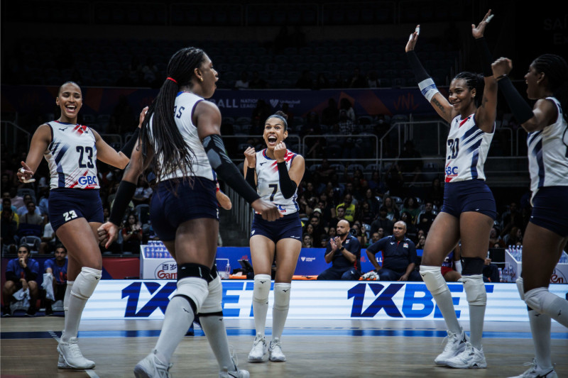 Las Reinas debutan venciendo a Serbia