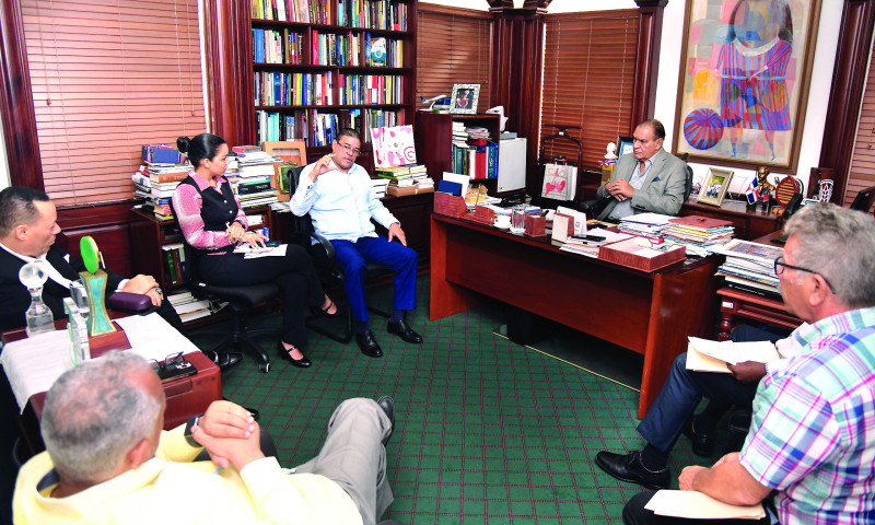 Ministro de Deportes se compromete arreglar polideportivo María Auxiliadora