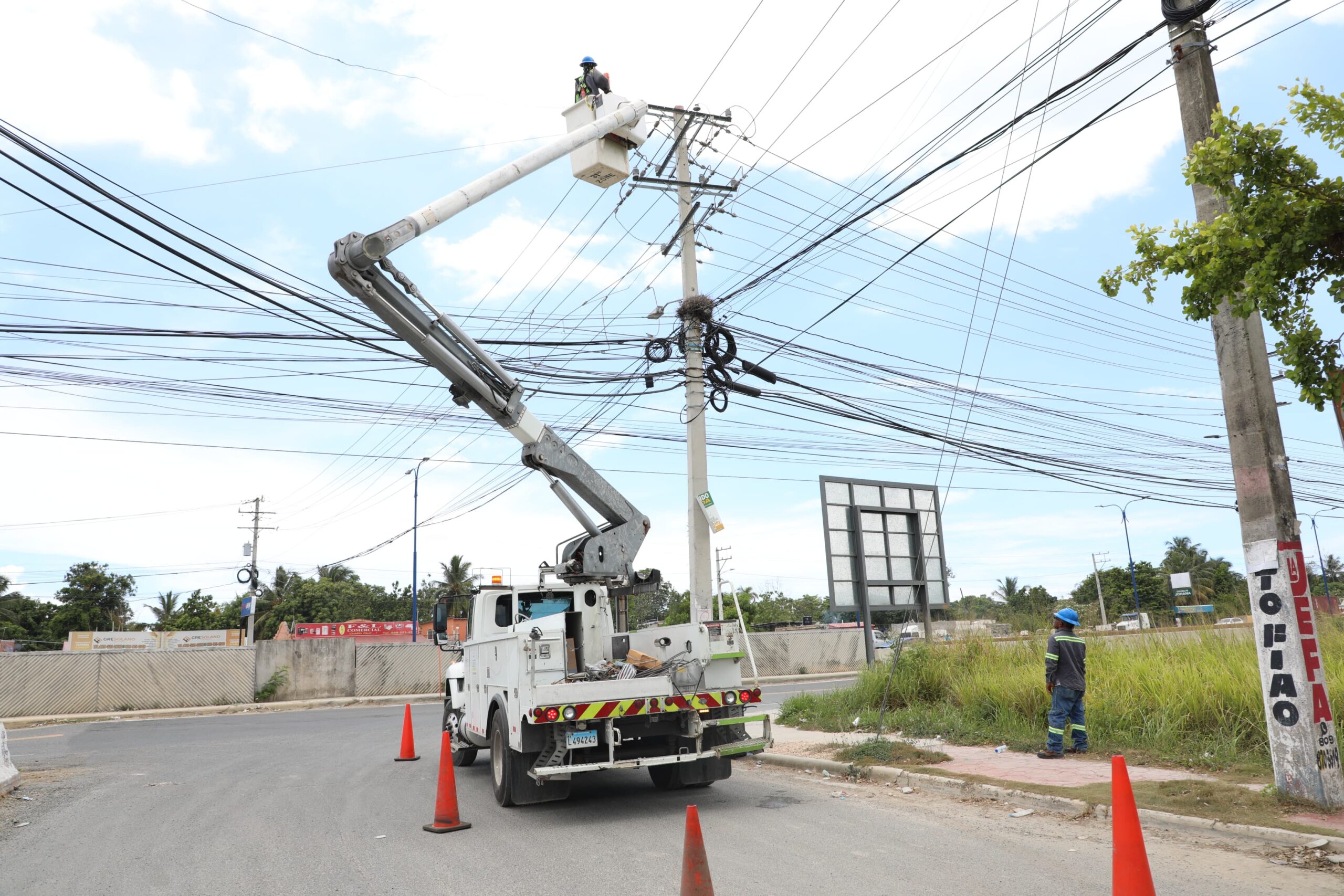 Equipos de Edeeste dan Respuesta a Reclamos en Sector La Caleta.