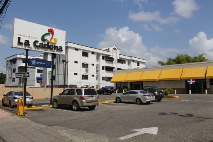 Supermercados La Cadena, de la empresa Mercatodo, ha cerrado una nueva tienda, esta vez la sucursal que quedaba en la avenida Núñez de Cáceres esquina Gustavo Mejía Ricart, en el Distrito Nacional.
