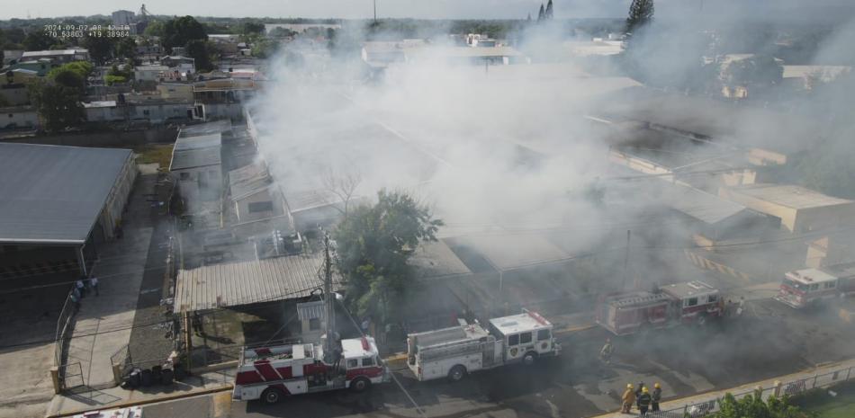 Más de 20 unidades de bomberos trabajan en sofocar incendio de zona franca en Moca