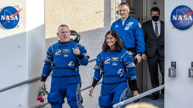 Astronautas varados en la EEI podrían regresar en marzo