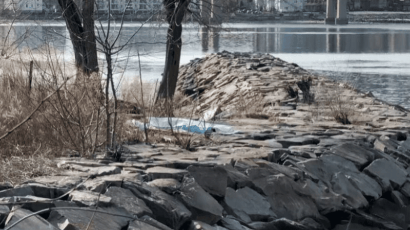Hallan el cuerpo sin vida de una mujer flotando en el East River