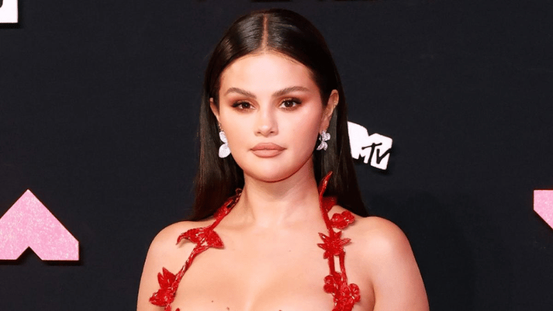 Selena Gomez sorprende con la venta de su icónico anillo personalizado