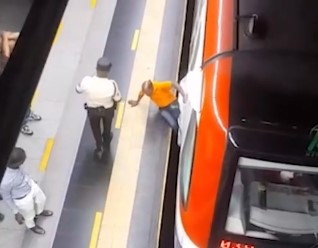 Hombre queda atrapado entre vagón y andén del Metro en Santo Domingo