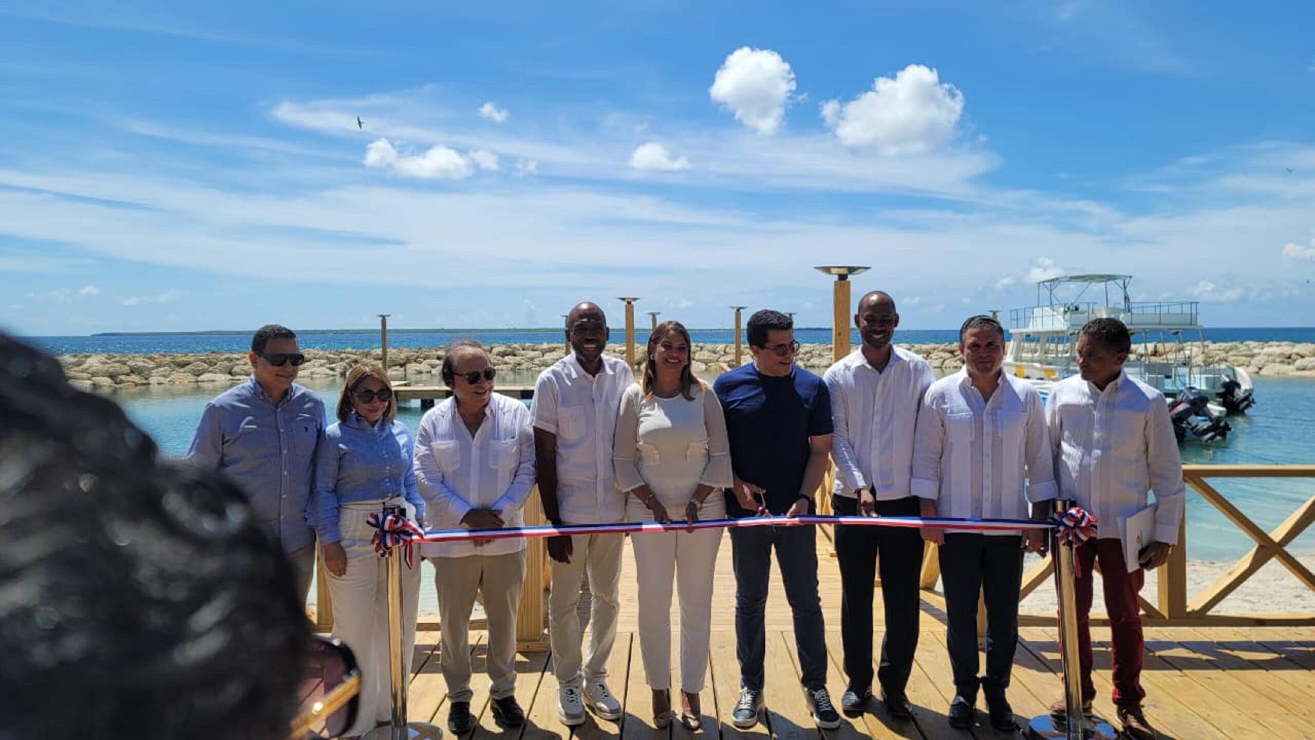 Collado entrega modernizado muelle en Caleta, La Romana.