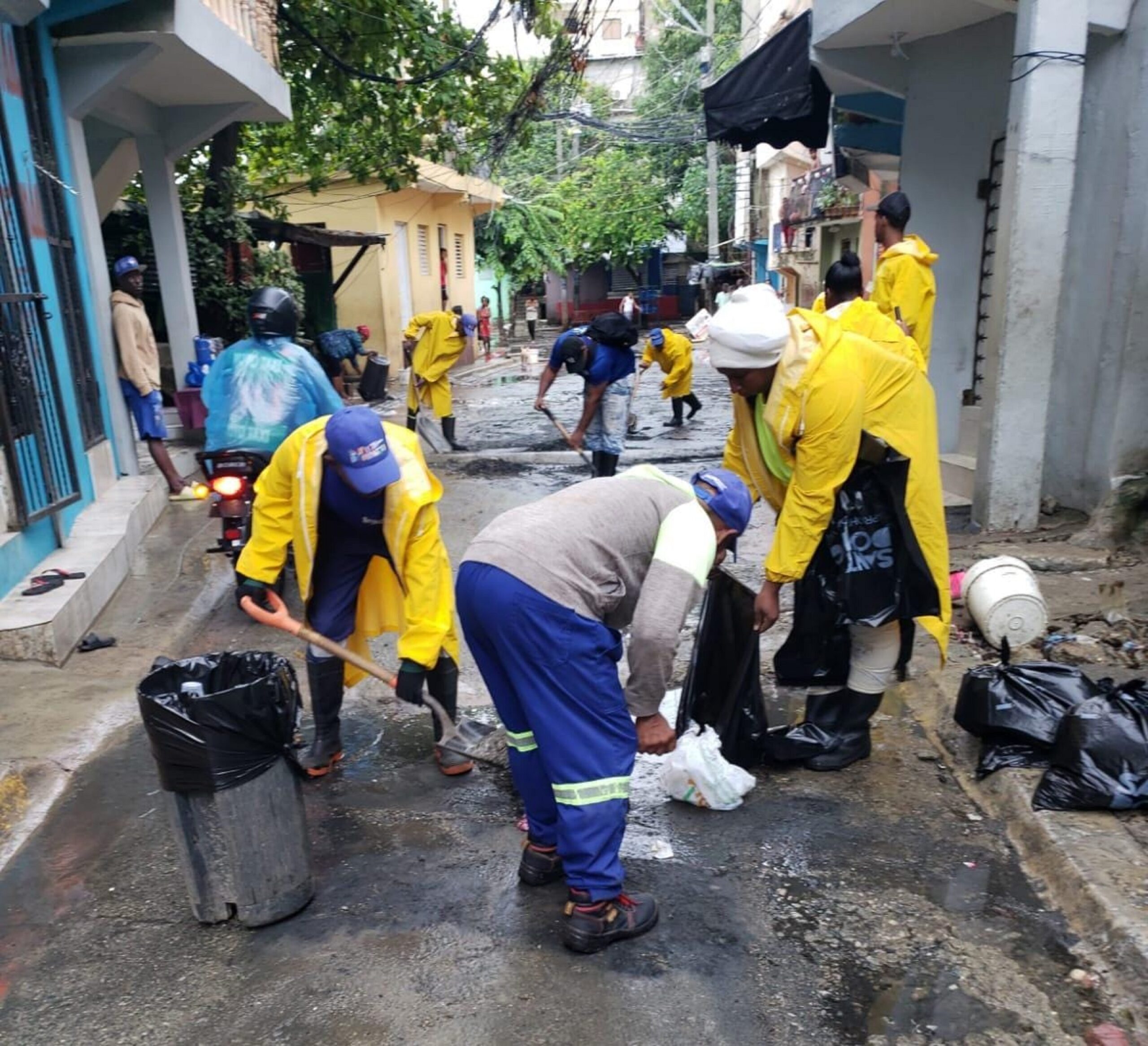 1,500 brigadistas del ADN combaten en las calles los efectos producidos por tormenta