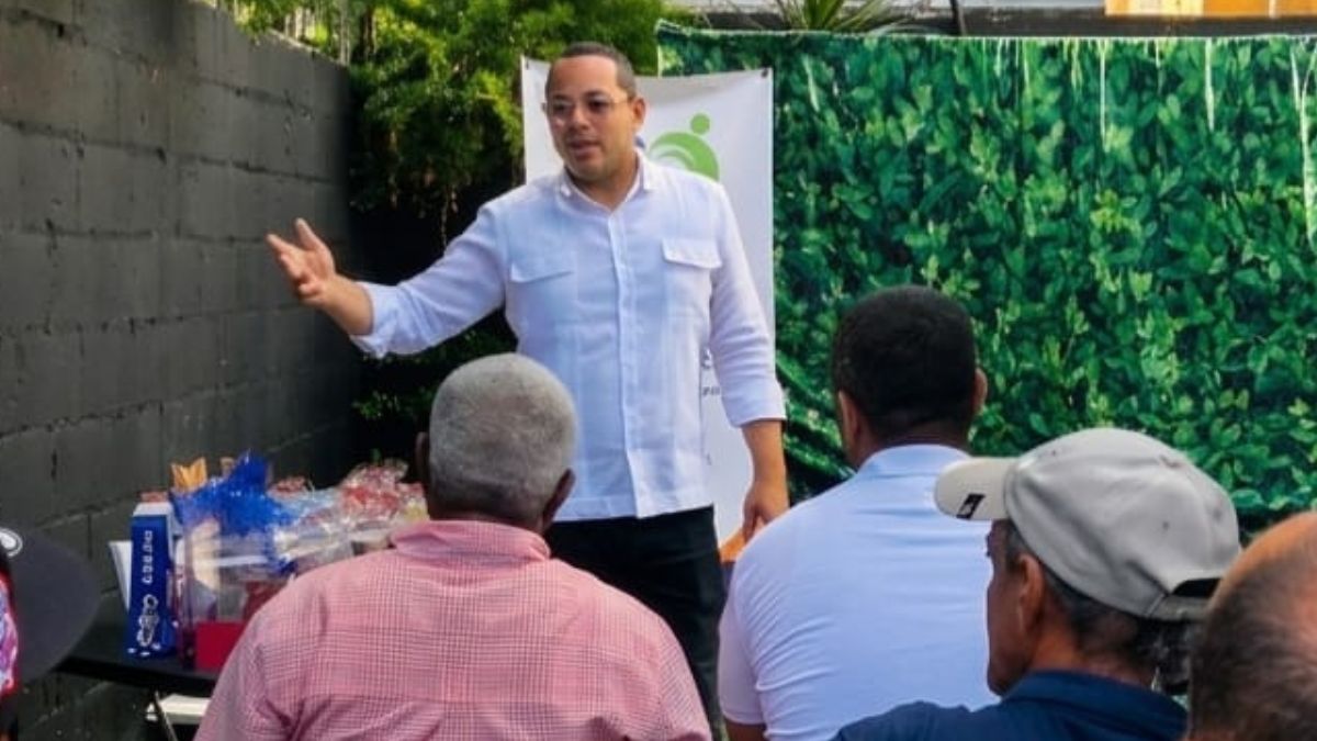 Movimiento MIVOS y el abogado Máximo Miñoso agasajan a padres  en Santo Domingo Este