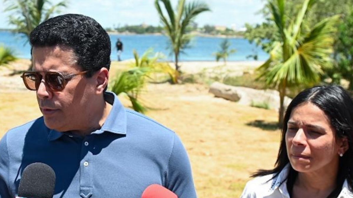 David Collado supervisa intervención  playa El Faro de San Pedro Macorís.