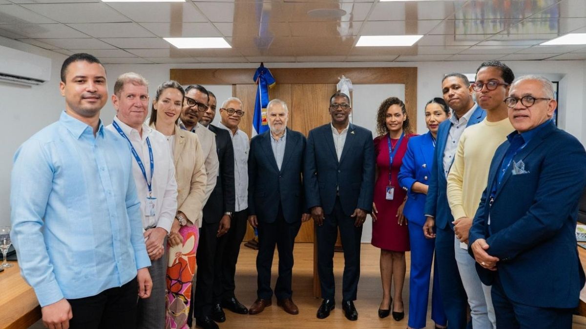 IDOPPRIL y SISALRIL fortalecen alianza para mejorar servicios dirigidos a trabajadoresSanto Domingo. – El Instituto Dominicano de Prevención y Protección de Riesgos Laborales (IDOPPRIL) y la Superintendencia de Salud y Riesgos Laborales (SISALRIL) sostuvieron un encuentro para fortalecer la coordinación interinstitucional e identificar áreas estratégicas que permitan mejorar los servicios a la clase trabajadora dominicana. Durante la reunión, el director ejecutivo del IDOPPRIL, doctor Agustín Burgos, destacó que esta alianza estratégica busca potenciar la eficiencia y la calidad de la asistencia a los afiliados. Asimismo, garantizar una atención más oportuna y una respuesta más efectiva a sus necesidades. “Esta colaboración también permitirá optimizar procesos técnicos y operativos, impulsar la transformación digital de los servicios y promover iniciativas orientadas al bienestar integral de los trabajadores”, destacó Burgos. De su lado, el superintendente de Salud y Riesgos Laborales, Miguel Ceara Hatton, señaló que esta sinergia contribuirá a que los trabajadores tengan acceso a información actualizada y precisa sobre sus derechos y responsabilidades en materia de riesgos laborales y seguridad social. Ambas instituciones coincidieron en la importancia de desarrollar programas conjuntos de capacitación y sensibilización que fortalezcan la cultura de prevención y seguridad en los centros de trabajo. También, de promover entornos laborales cada vez más seguros y saludables. *Participantes* Por la SISALRIL asistieron, además de su superintendente, la señora Luz Feliz, directora de Tecnología y Transformación Digital; José Tomás Díaz, encargado del Departamento Administrativo de Proyectos Digitales; Ernesto Antonio Bussi, director de Control de Subsidios, y Graciela Gil Montalvo, directora de Riesgos Laborales. Acompañaron al director ejecutivo del IDOPPRIL su asistente, ingeniero Luis Rosario; la doctora Érika Moreno, directora de Salud, y el Ing. José Alejo, director de Servicios al Usuario. Junto a ellos, los licenciados Ricardo Alfonso García, director Jurídico, Oliver Peña, director de Comunicaciones, Juan Carlos Mejía, director de Tecnología y Ronny D. León, encargado de Investigación. Igualmente, el Ing. Francisco Capellán, encargado de Desarrollo y Sistemas; José Alberto Franco, encargado Financiero, entre otros colaboradores. Con esta alianza, el IDOPPRIL y la SISALRIL reafirman su compromiso con el fortalecimiento del Sistema Dominicano de Seguridad Social, la prevención de los riesgos laborales y la protección de los derechos de los trabajadores.