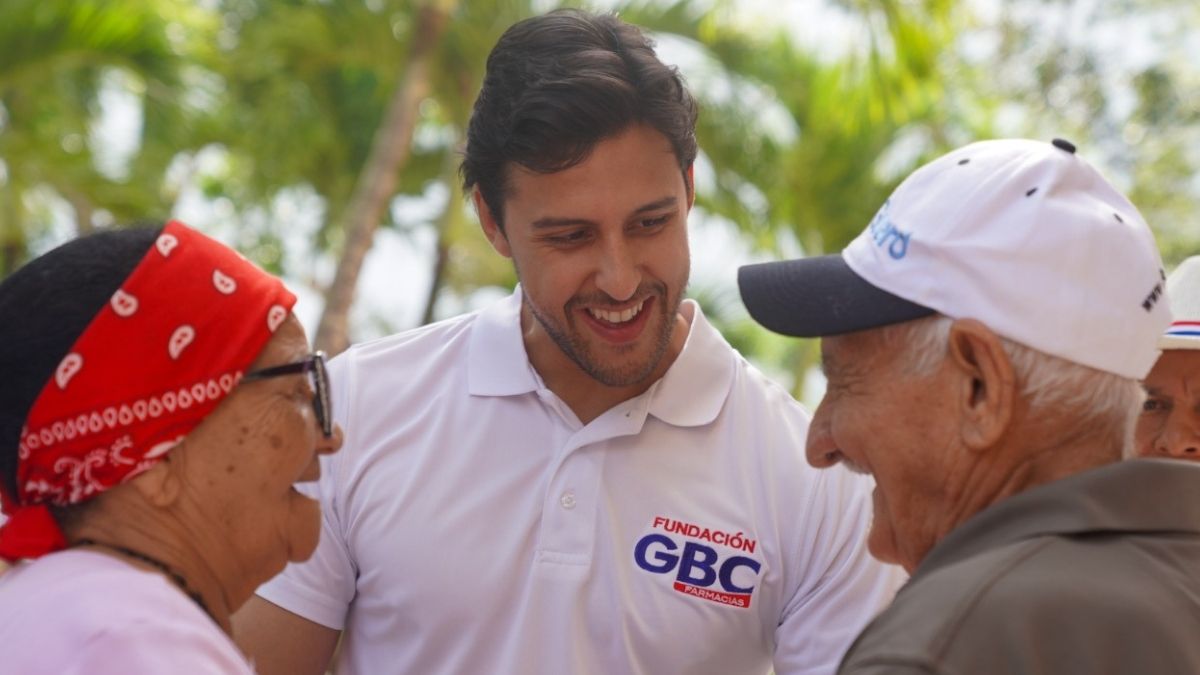 RAYMOND RODRÍGUEZ Y FUNDACIÓN GBC LLEVAN ESPERANZA A LAS CUEVAS DE CEVICOS Y TRANSFORMAN LA VIDA DE MÁS DE 400 FAMILIAS