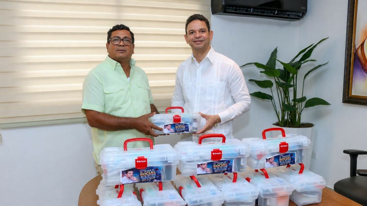 Presidente del Concejo de Regidores entrega botiquines para el Campamento de Verano «Tío Junior» en Los Alcarrizos.