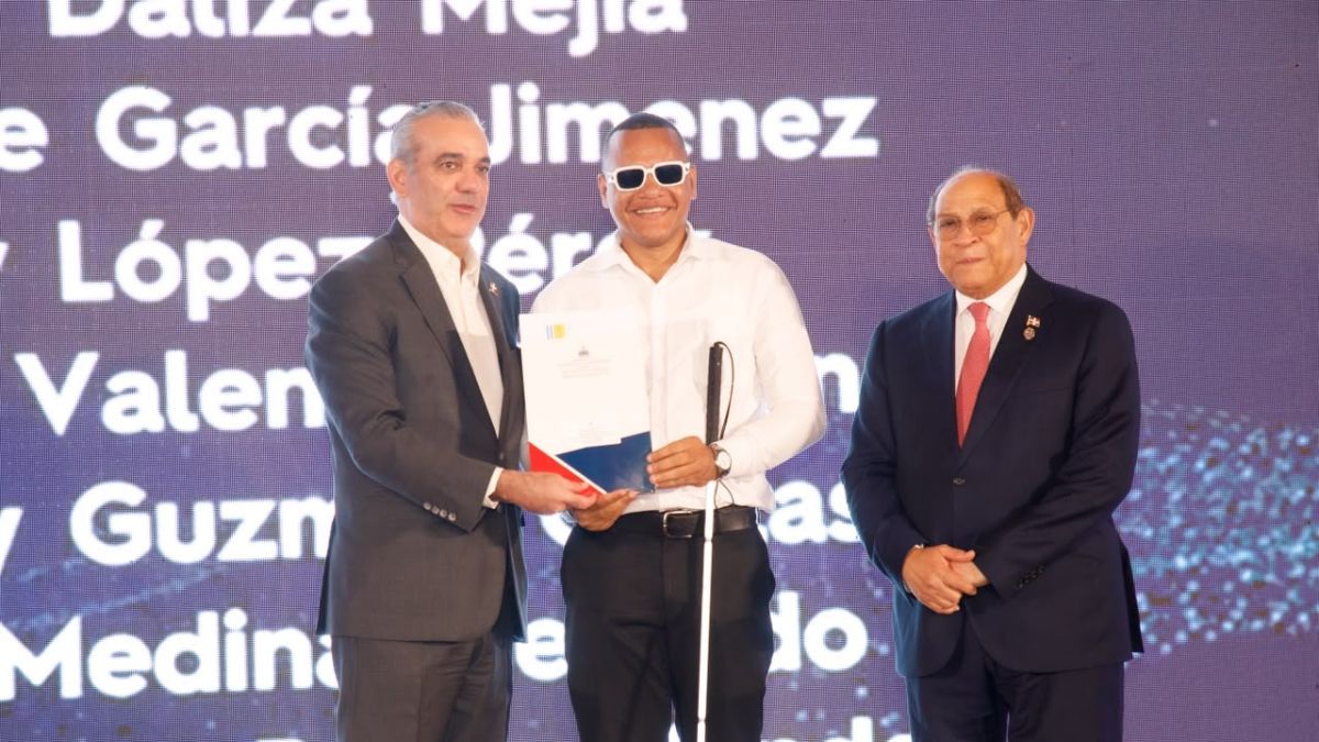 Presidente Abinader entrega 1,500 becas internacionales para cursar programas de especialización, maestrías y doctorados en universidades del extranjero
