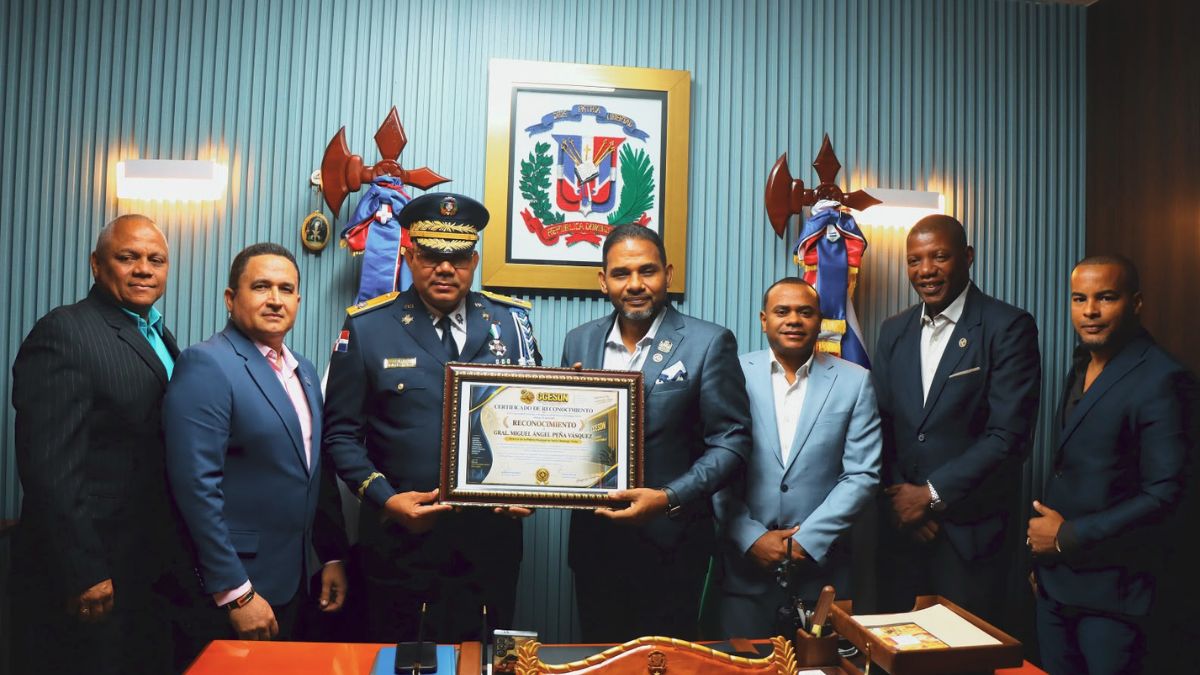 Cámara de Comercio y Empresarial de Santo Domingo Norte reconoce labor del general Miguel Ángel Peña Vásquez
