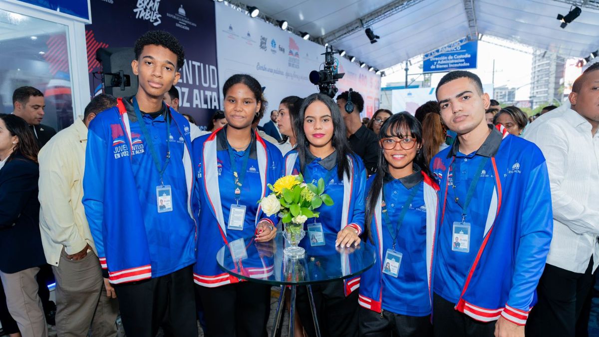 Cinco jóvenes dominicanos asumen el reto de recuperar un Récord Guinness de lectura en voz alta