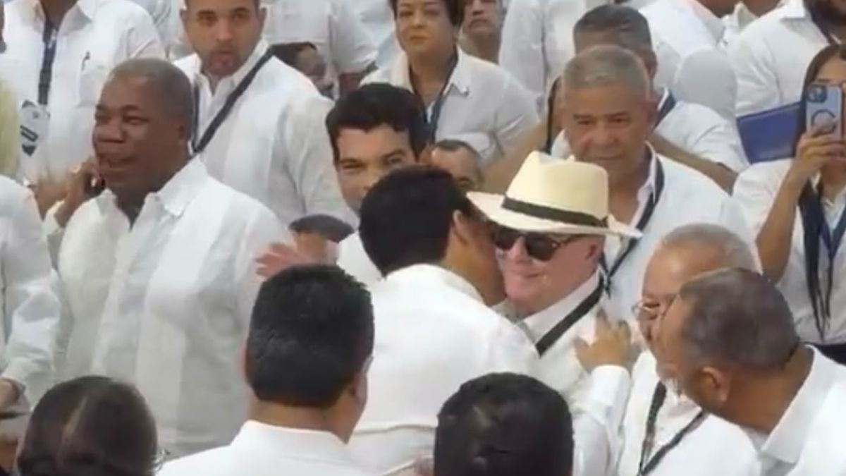Hipólito y David se saludan con cariño y beso