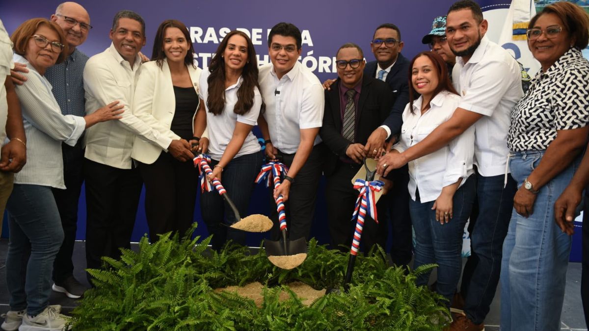 Fellito Suberví inicia el saneamiento de cañada en Los Guaricanos