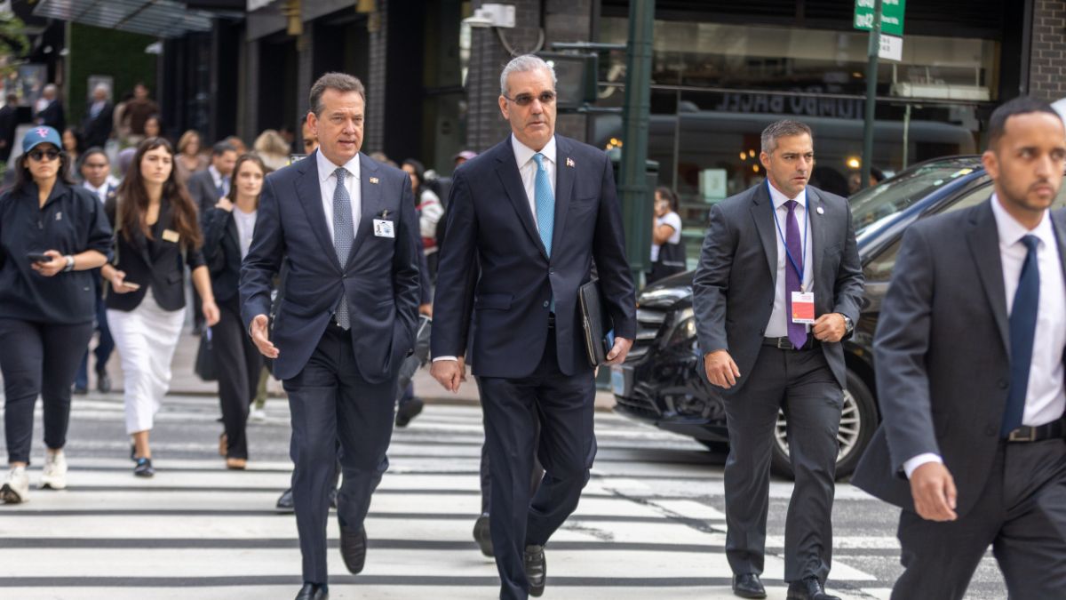 Abinader recorre a pie calles de Nueva York durante su trayecto hacia la Asamblea General de la ONU
