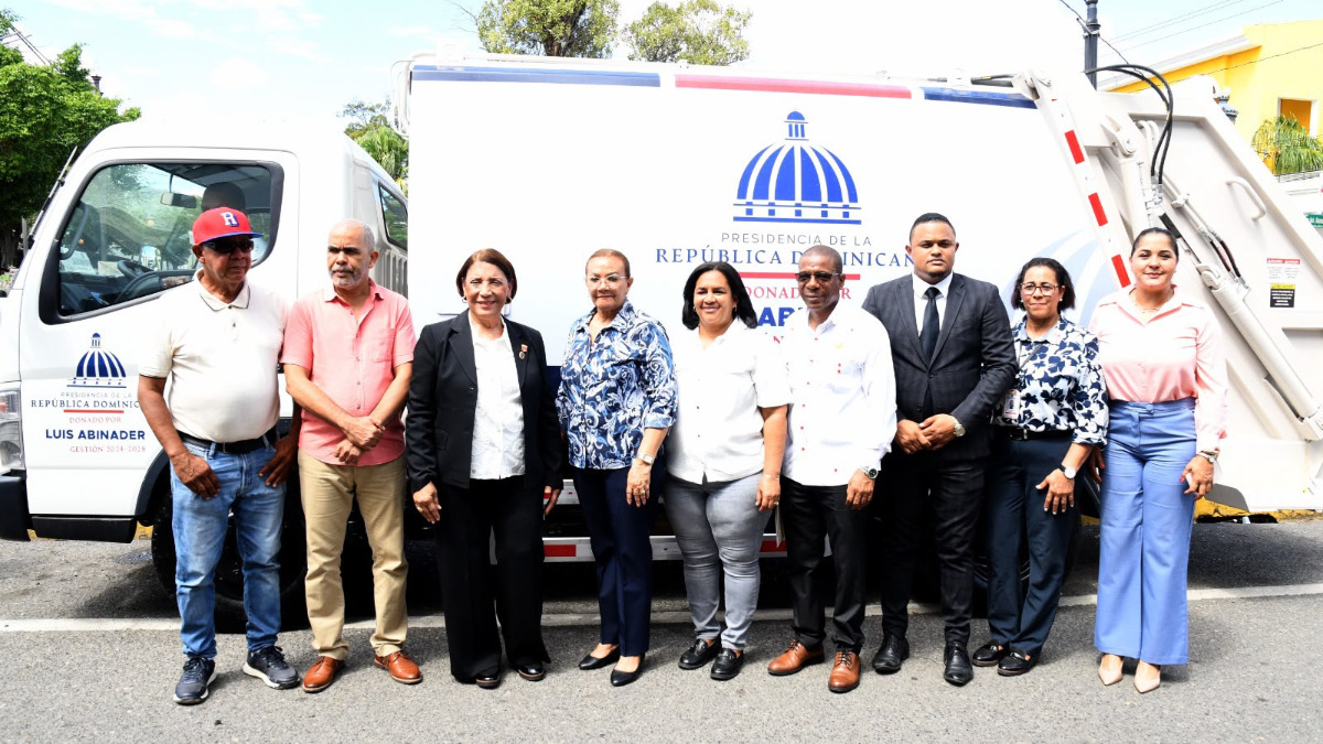 La Vega recibe nuevo camión recolector de desechos sólidos donado por el presidente Luis Abinader